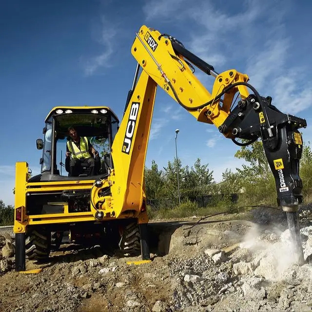 Экскаватор JCB 4CX с гидромолотом Фото экскаватора JCB 4CX с гидромолотом