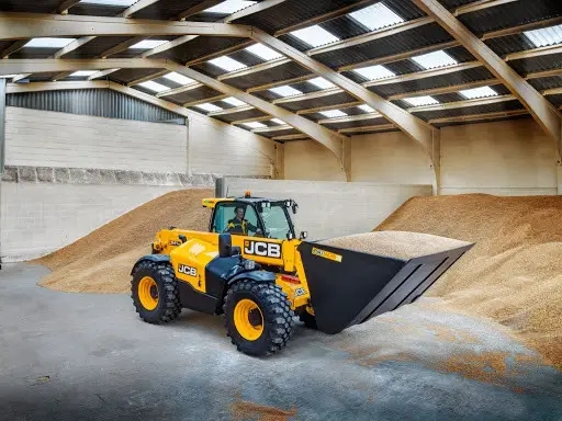 Навантажувач JCB в ангарі