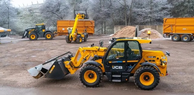 Фото навантажувача JCB Agri Pro на будівельному майданчику