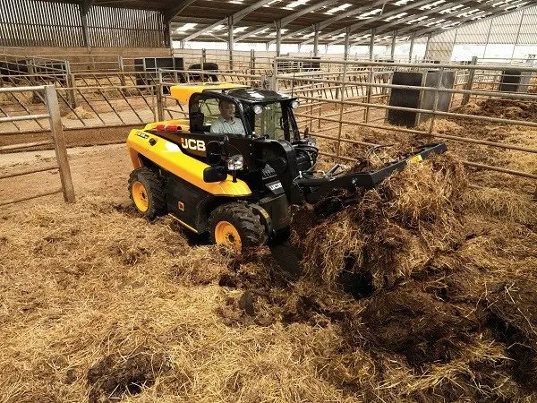 Телескопический погрузчик JCB в сельском хозяйстве Фото телескопического погрузчика JCB на ферме