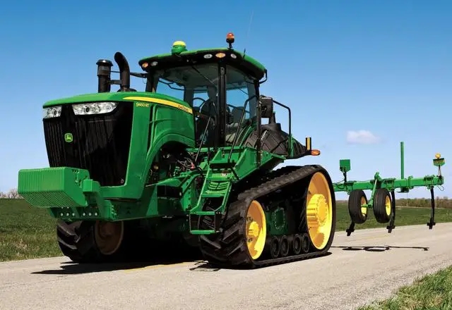 Гусеничный трактор John Deere Фото гусеничного трактора John Deere