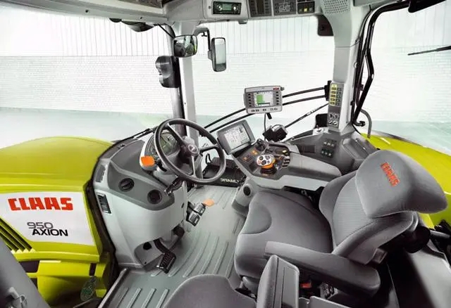 Кабина немецкого трактора Claas Фото кабины немецкого трактора Claas из Европы
