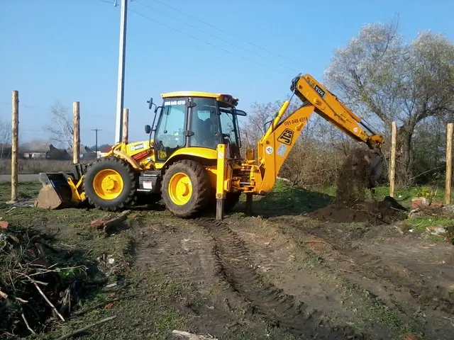 Фото экскаватора JCB 4CX в работе