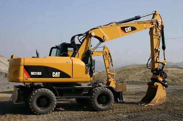 Фото колесного экскаватора Caterpillar