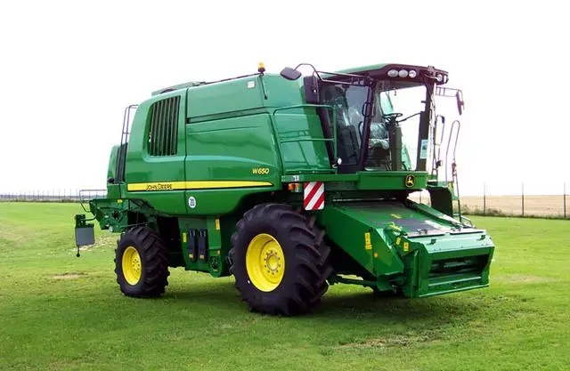 Фото комбайна John Deere W650