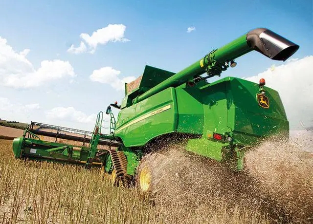 Фото комбайна John Deere в работе