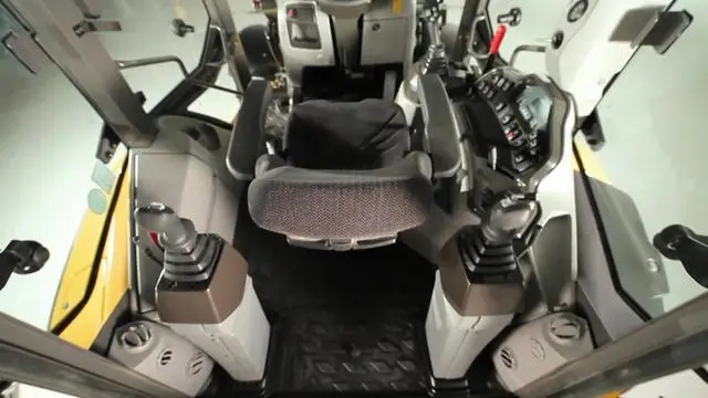 Фото кабины экскаватора погрузчика Volvo