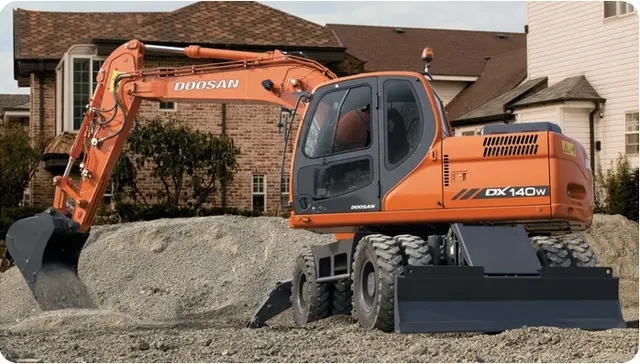 Фото: полноповоротный экскаватор Doosan в Украине