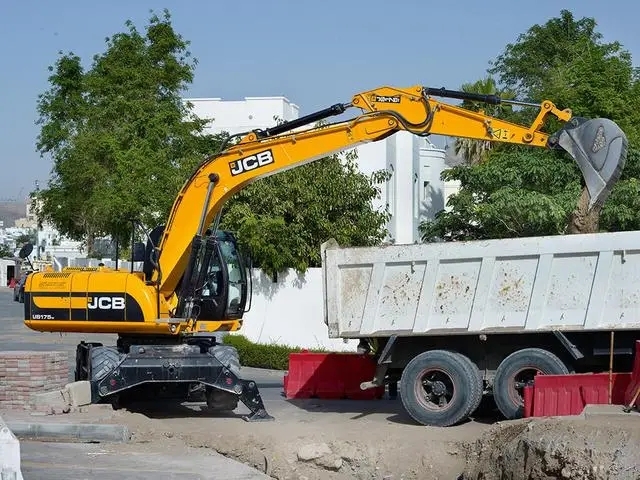 Фото колесного экскаватора JCB из Европы