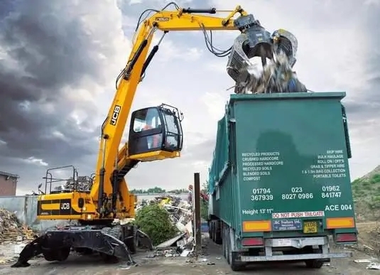 Фото экскаватора JCB с подъемной кабиной