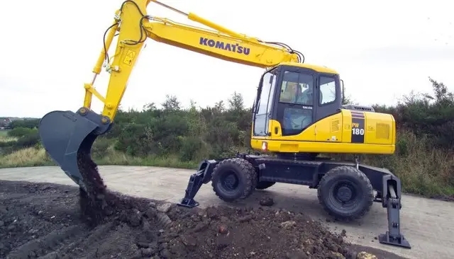 Фото колесного полноповоротного экскаватора Komatsu
