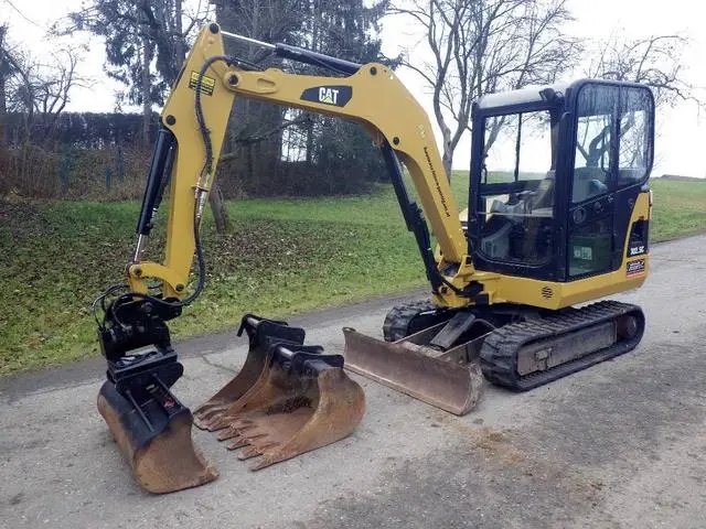 Фото б/у мини экскаватора Caterpillar с навесным оборудованием