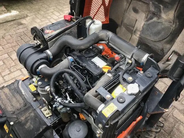 Фото двигателя мини экскаватора Hitachi из Европы