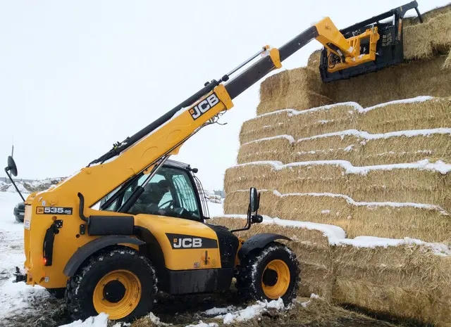 Фото телескопического погрузчика JCB