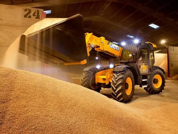 Фото телескопического JCB погрузчика с сыпучими материалами