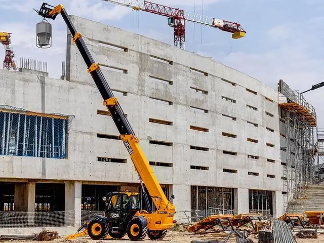Фото телескопического погрузчика JCB для строительства