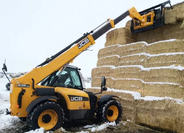 Фото телескопического погрузчика JCB