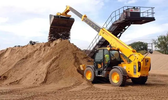 Фото телескопического погрузчика JCB на карьере