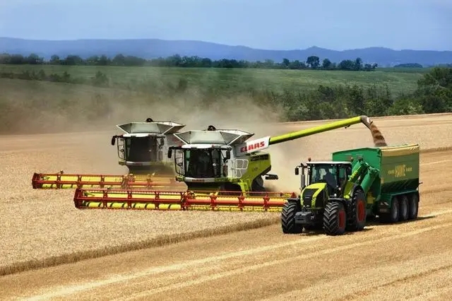Комбайни з широкими колесами Фото комбайнів у полі з широкими колесами