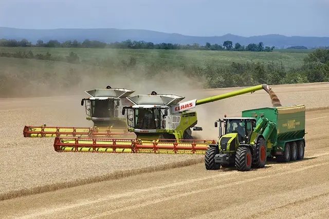 Прибирання поля технікою Claas Фото спецтехніки Клаас на полі